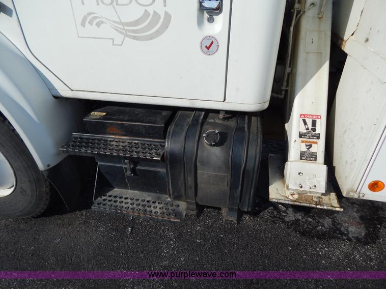 image for item I1204 2000 International 4900 digger derrick truck