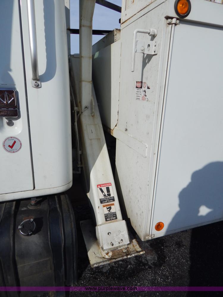 image for item I1204 2000 International 4900 digger derrick truck