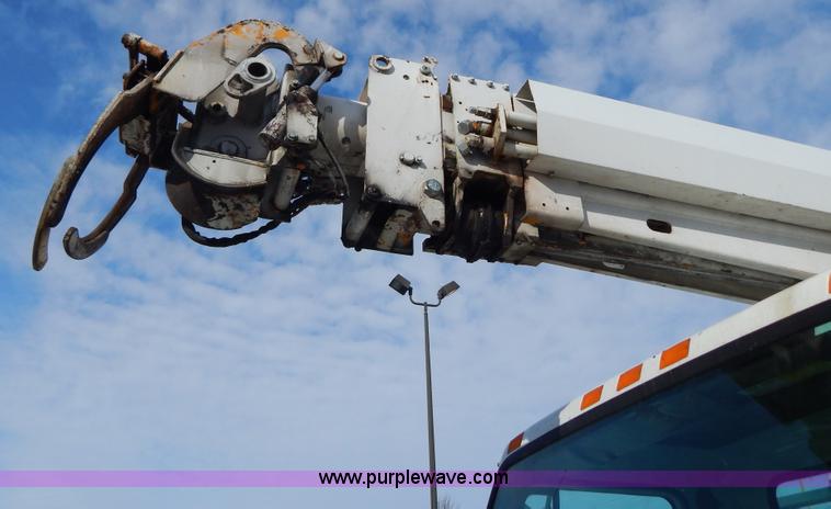 image for item I1204 2000 International 4900 digger derrick truck