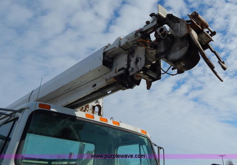 image for item I1204 2000 International 4900 digger derrick truck