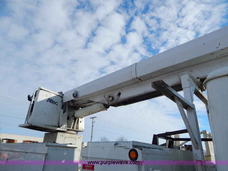 image for item I1204 2000 International 4900 digger derrick truck