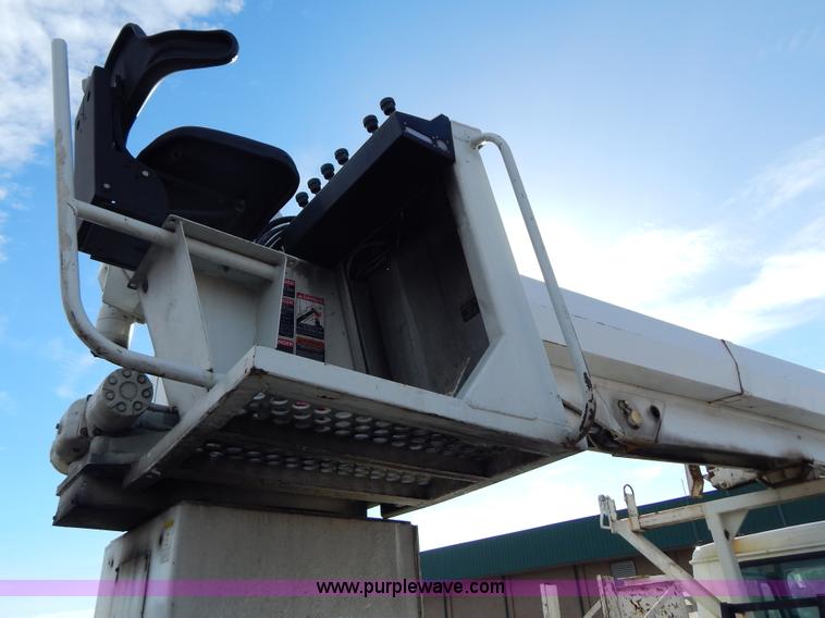 image for item I1204 2000 International 4900 digger derrick truck