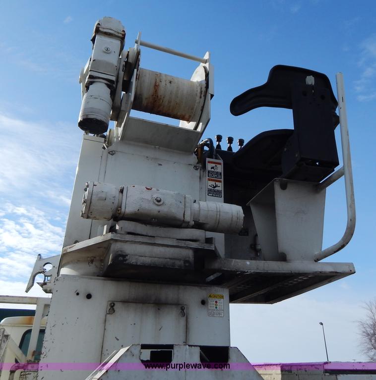 image for item I1204 2000 International 4900 digger derrick truck