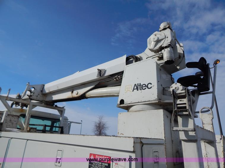 image for item I1204 2000 International 4900 digger derrick truck