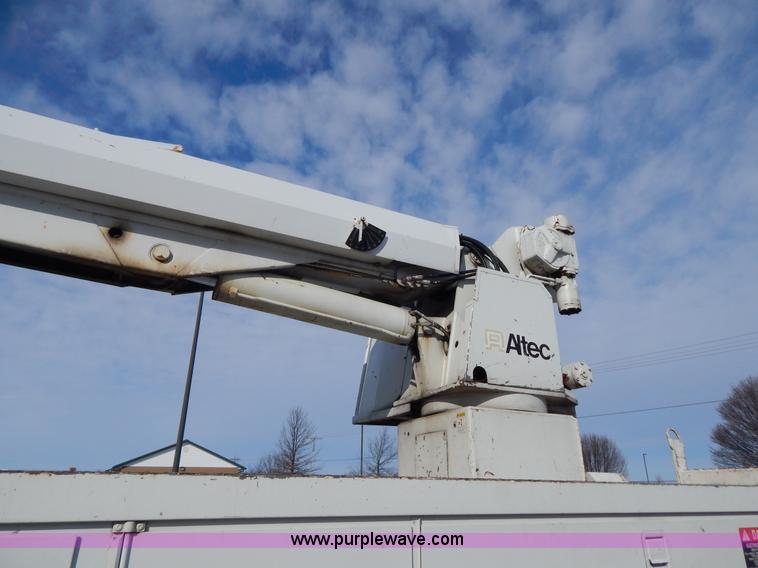 image for item I1204 2000 International 4900 digger derrick truck