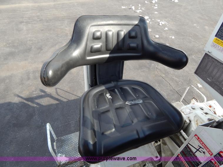 image for item I1204 2000 International 4900 digger derrick truck