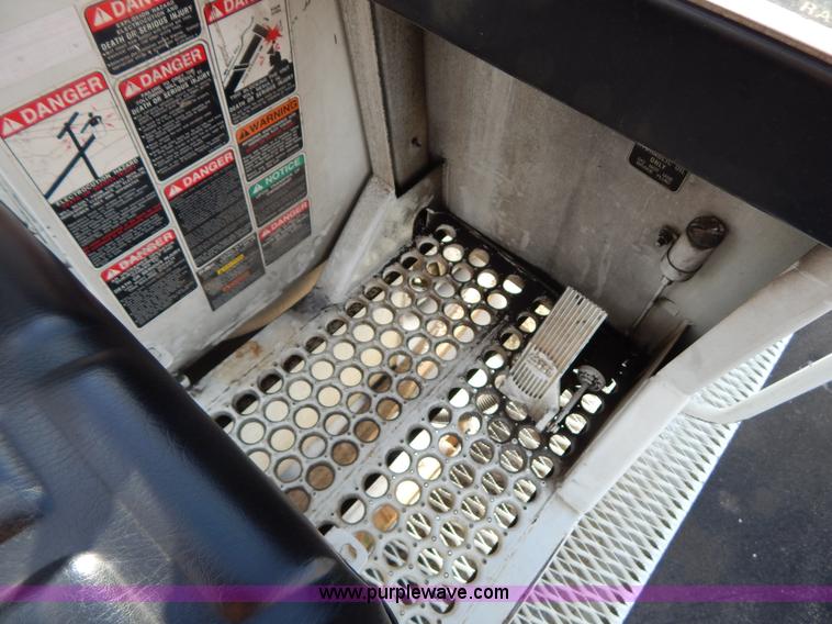 image for item I1204 2000 International 4900 digger derrick truck