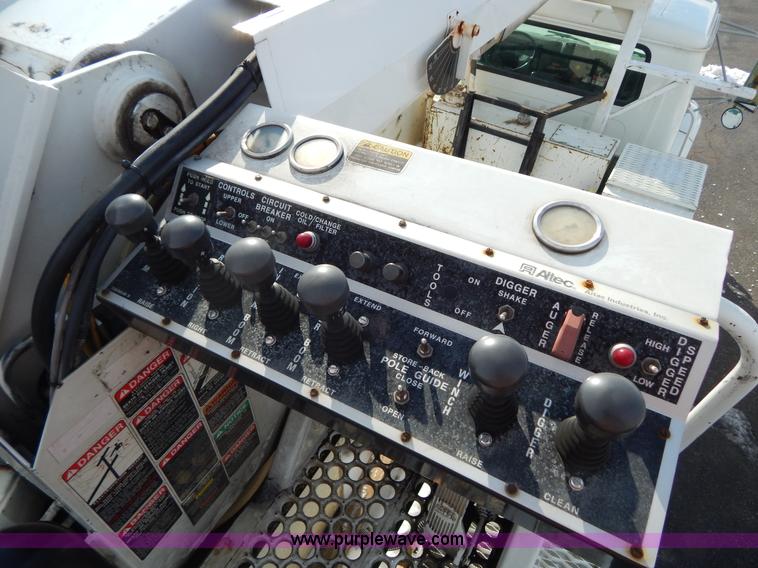 image for item I1204 2000 International 4900 digger derrick truck