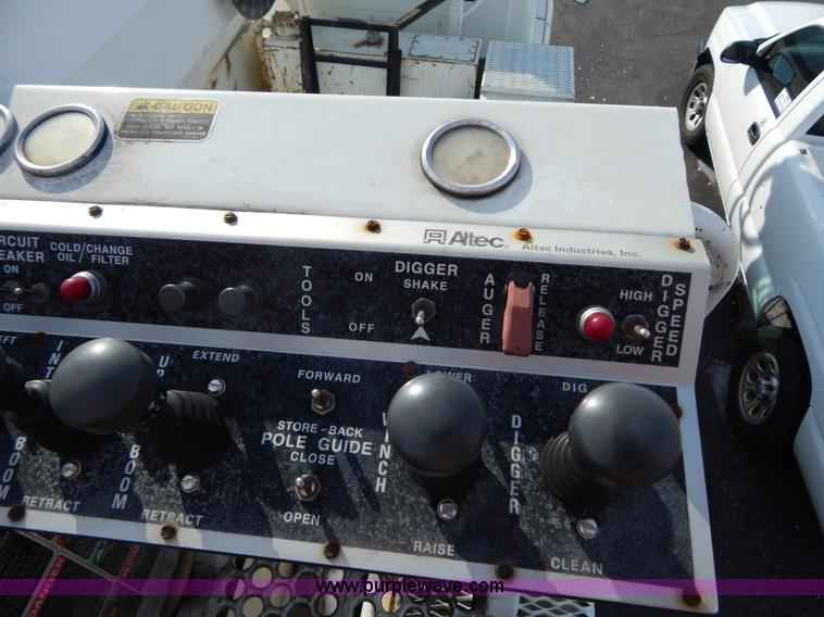 image for item I1204 2000 International 4900 digger derrick truck