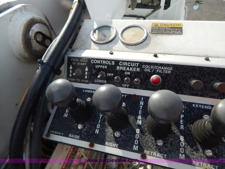 image for item I1204 2000 International 4900 digger derrick truck