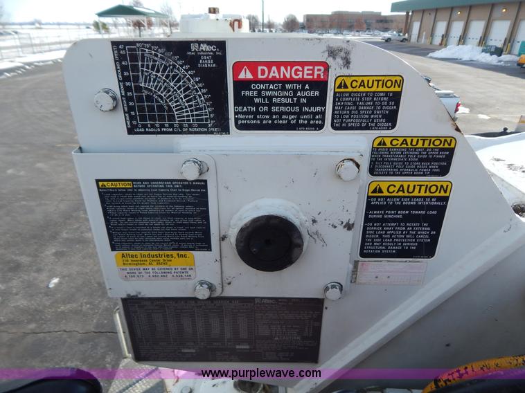 image for item I1204 2000 International 4900 digger derrick truck