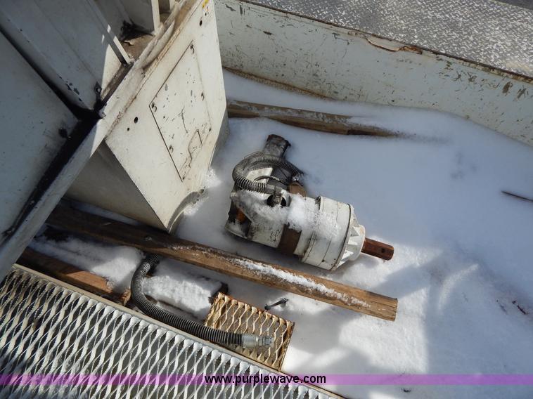 image for item I1204 2000 International 4900 digger derrick truck