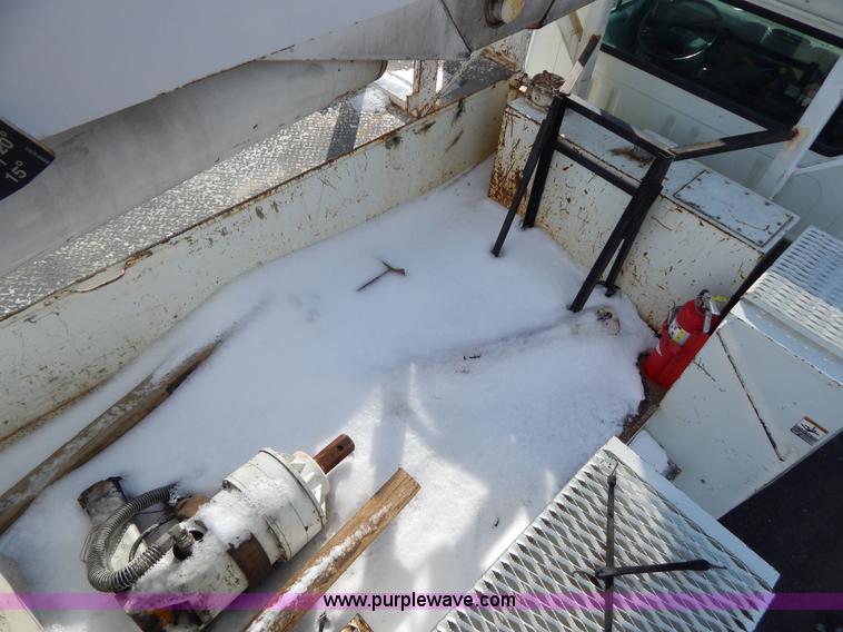 image for item I1204 2000 International 4900 digger derrick truck