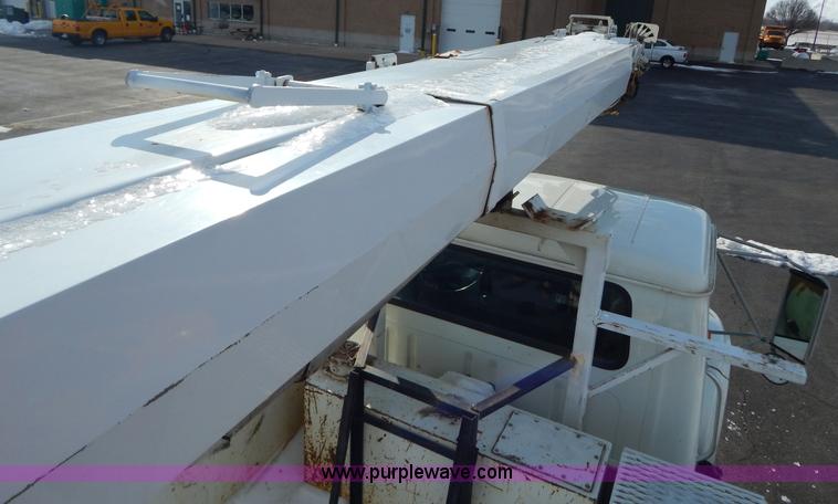 image for item I1204 2000 International 4900 digger derrick truck