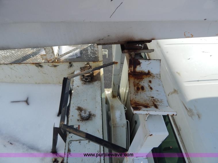 image for item I1204 2000 International 4900 digger derrick truck