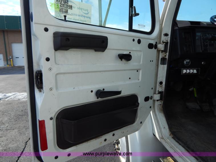 image for item I1204 2000 International 4900 digger derrick truck