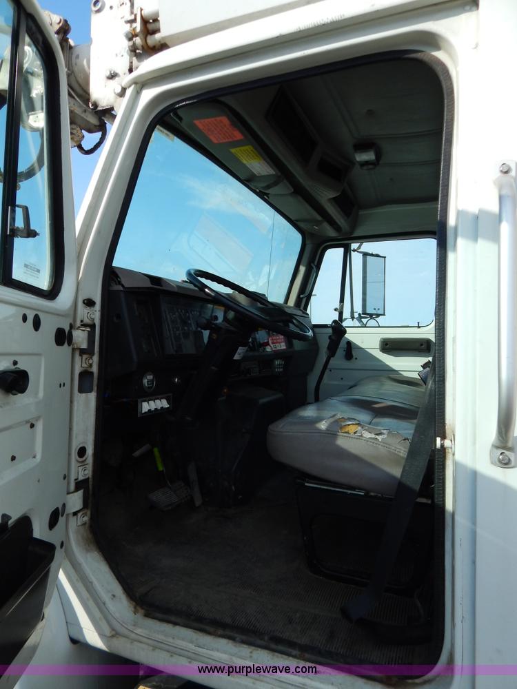 image for item I1204 2000 International 4900 digger derrick truck