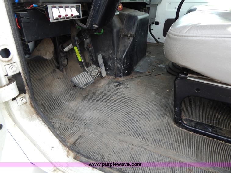 image for item I1204 2000 International 4900 digger derrick truck