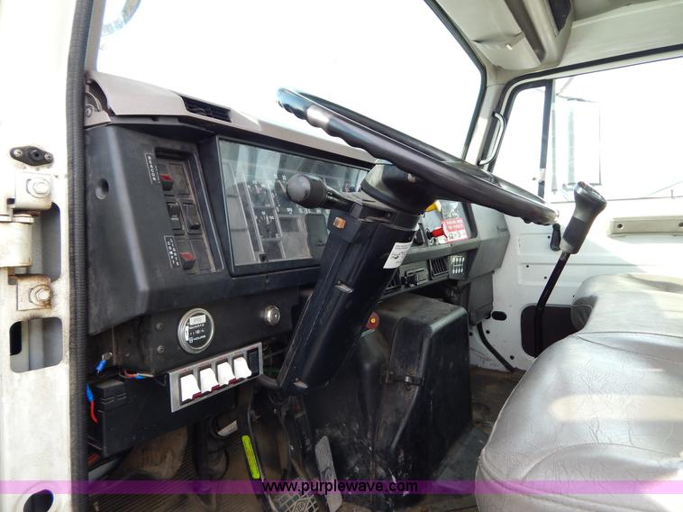 image for item I1204 2000 International 4900 digger derrick truck