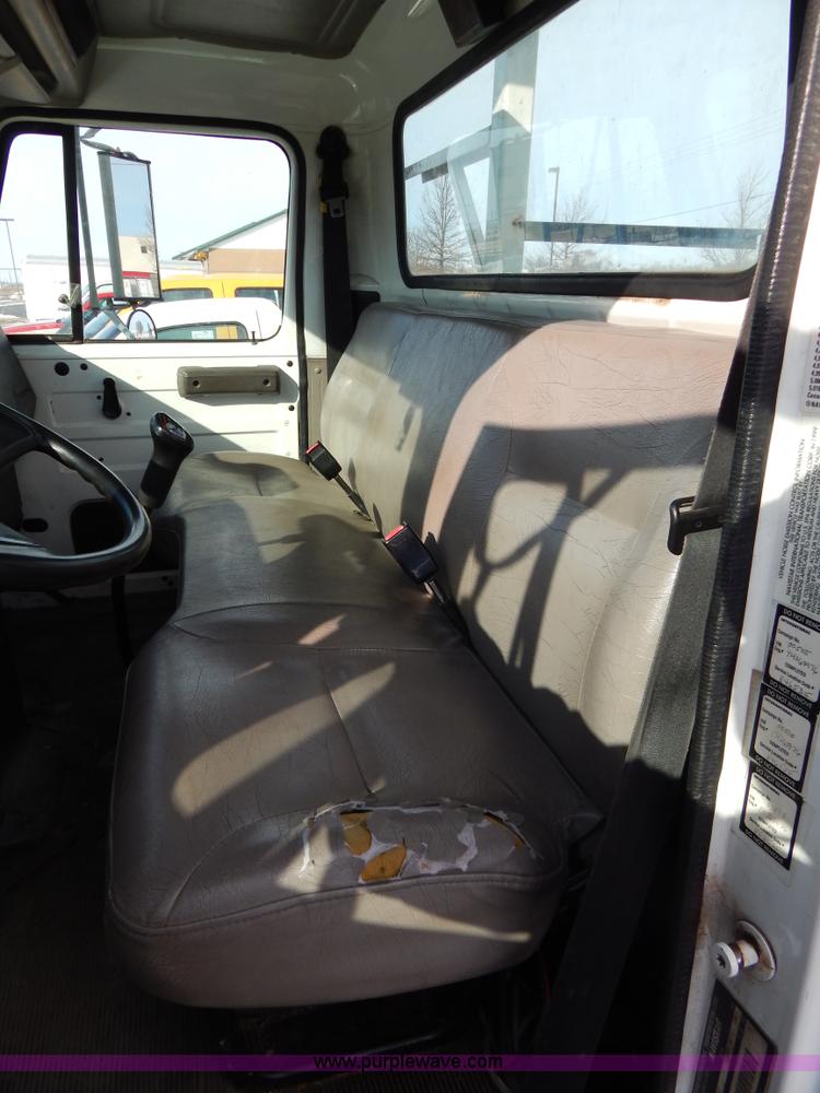 image for item I1204 2000 International 4900 digger derrick truck