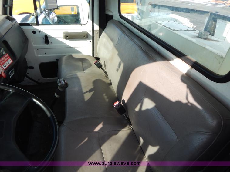 image for item I1204 2000 International 4900 digger derrick truck