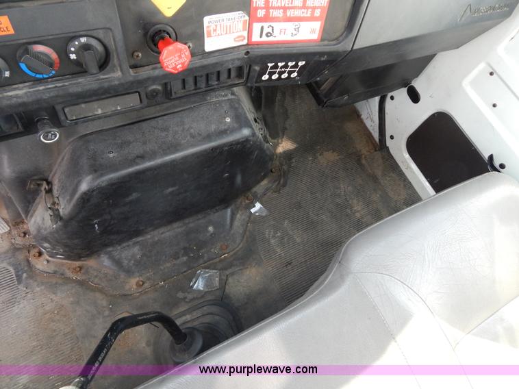 image for item I1204 2000 International 4900 digger derrick truck