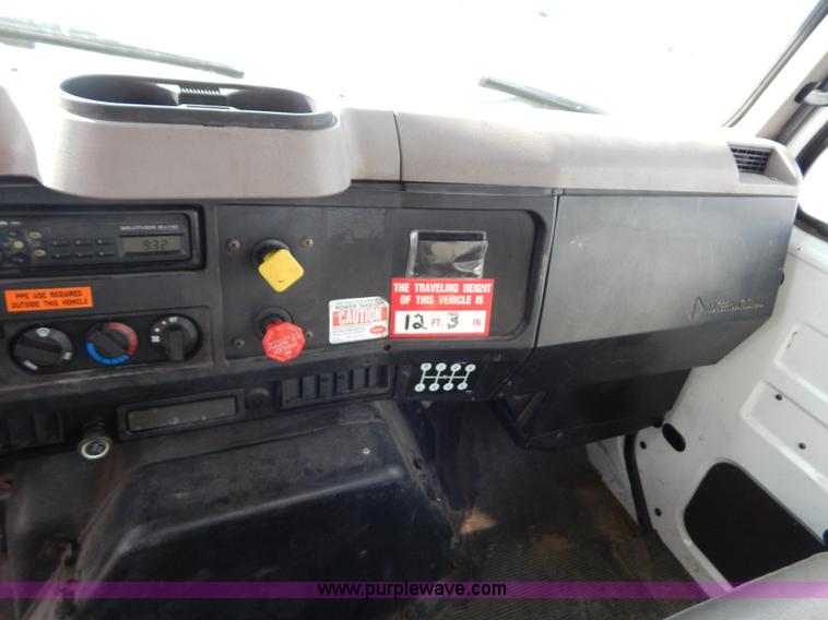 image for item I1204 2000 International 4900 digger derrick truck