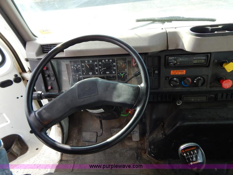 image for item I1204 2000 International 4900 digger derrick truck