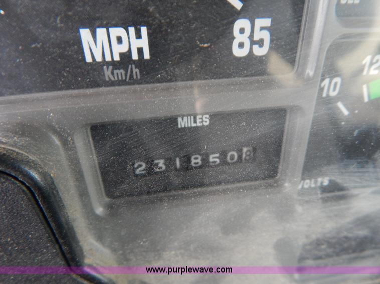 image for item I1204 2000 International 4900 digger derrick truck