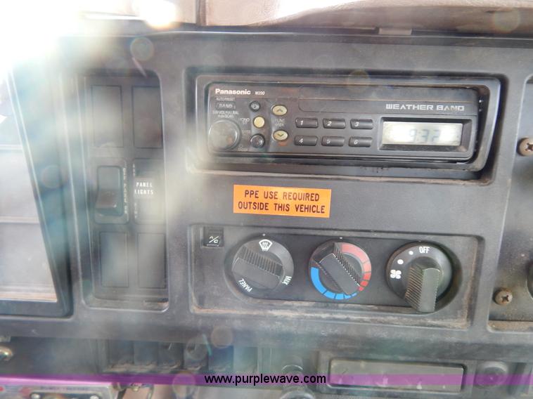 image for item I1204 2000 International 4900 digger derrick truck