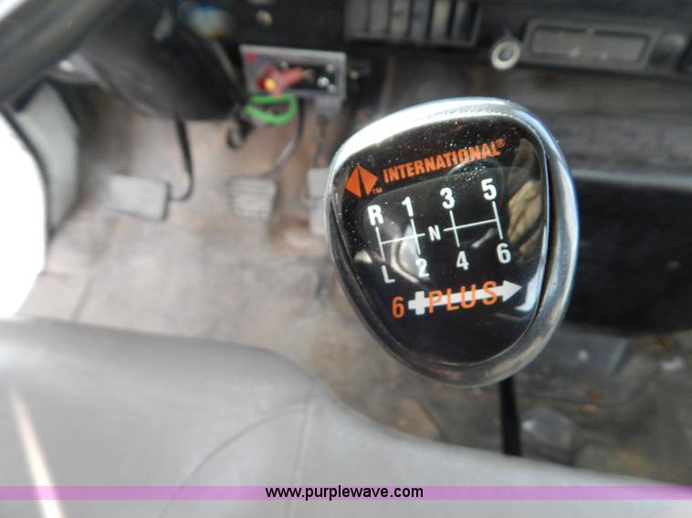 image for item I1204 2000 International 4900 digger derrick truck