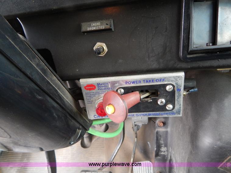 image for item I1204 2000 International 4900 digger derrick truck