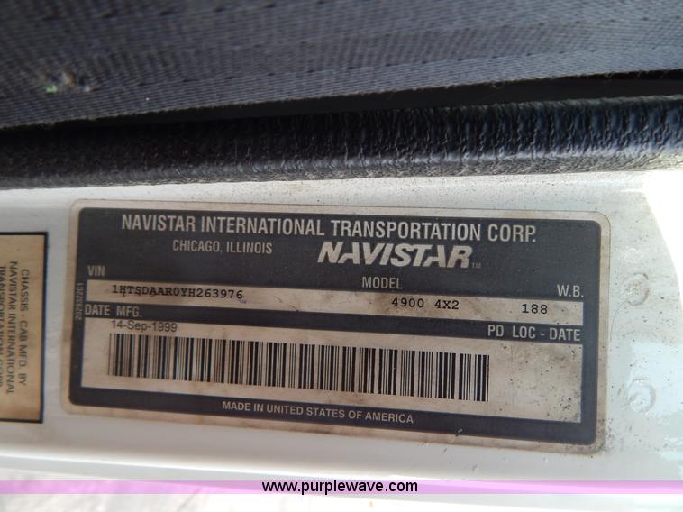 image for item I1204 2000 International 4900 digger derrick truck