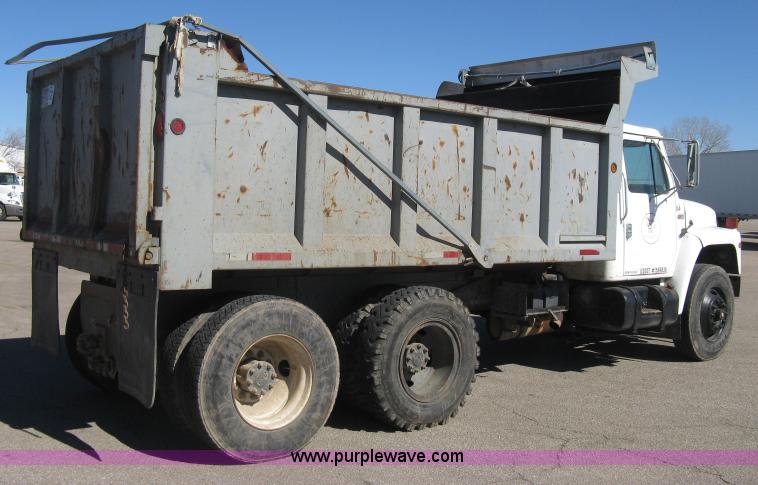 image for item I5699 1984 International S1900 dump truck