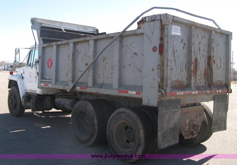 image for item I5699 1984 International S1900 dump truck