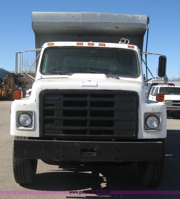 image for item I5699 1984 International S1900 dump truck