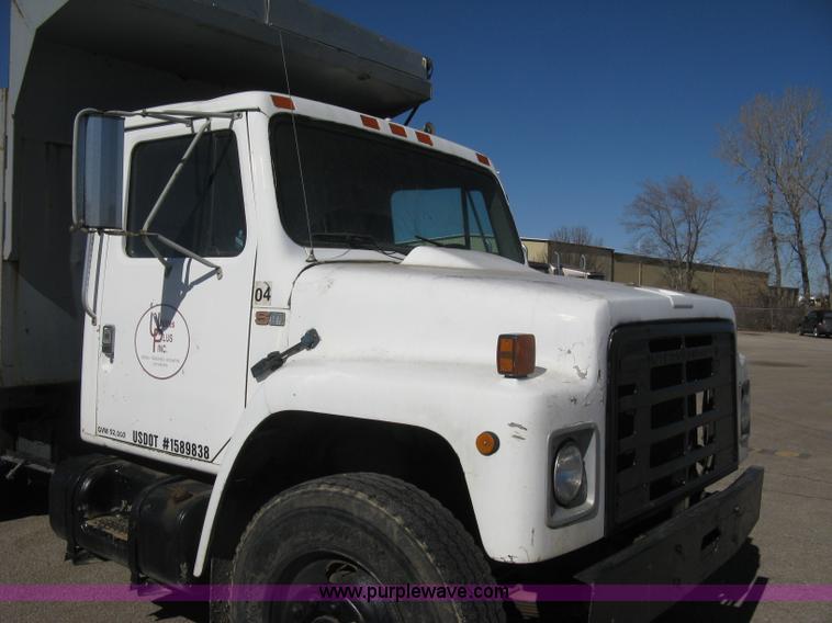 image for item I5699 1984 International S1900 dump truck