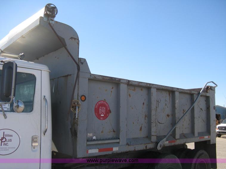 image for item I5699 1984 International S1900 dump truck