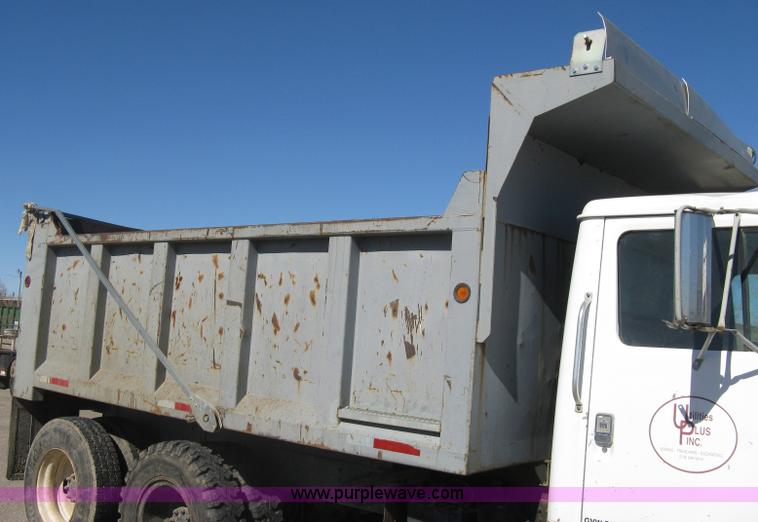 image for item I5699 1984 International S1900 dump truck