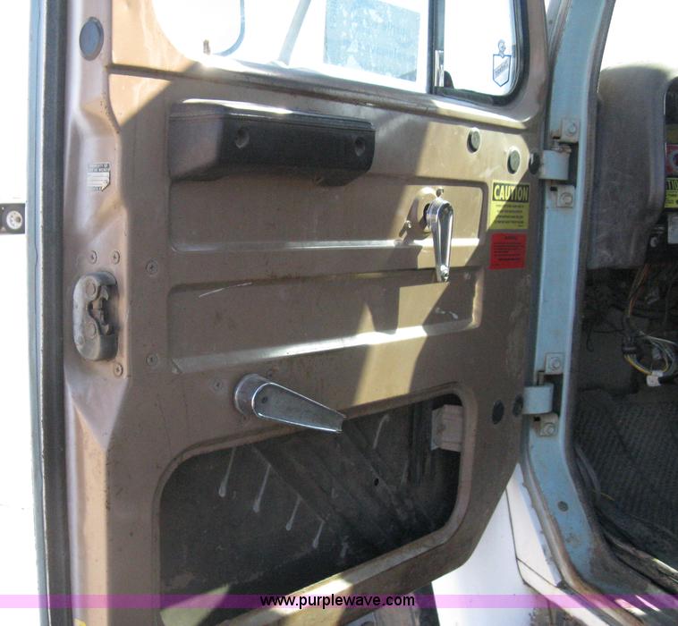 image for item I5699 1984 International S1900 dump truck