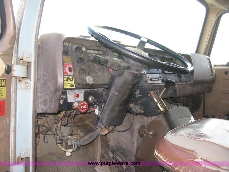 image for item I5699 1984 International S1900 dump truck