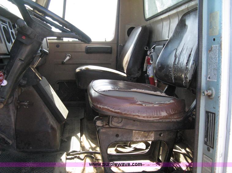 image for item I5699 1984 International S1900 dump truck