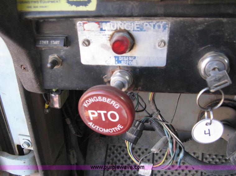 image for item I5699 1984 International S1900 dump truck