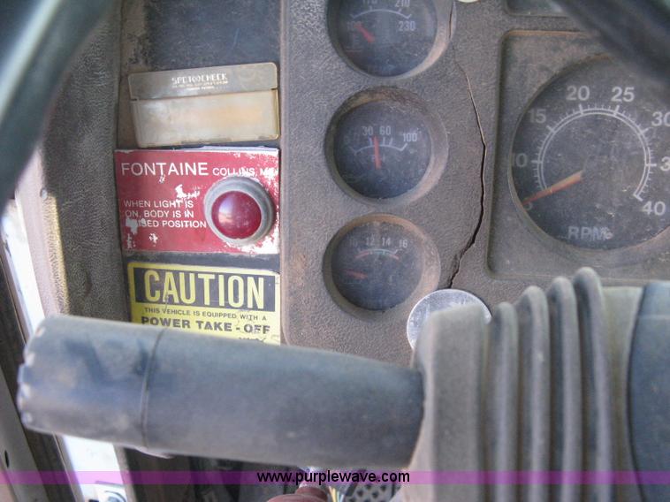 image for item I5699 1984 International S1900 dump truck