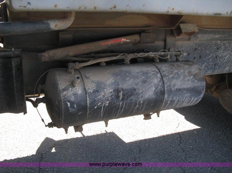 image for item I5699 1984 International S1900 dump truck