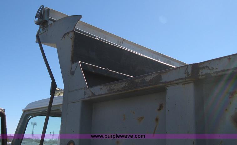 image for item I5699 1984 International S1900 dump truck