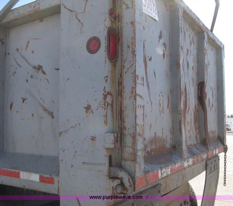 image for item I5699 1984 International S1900 dump truck