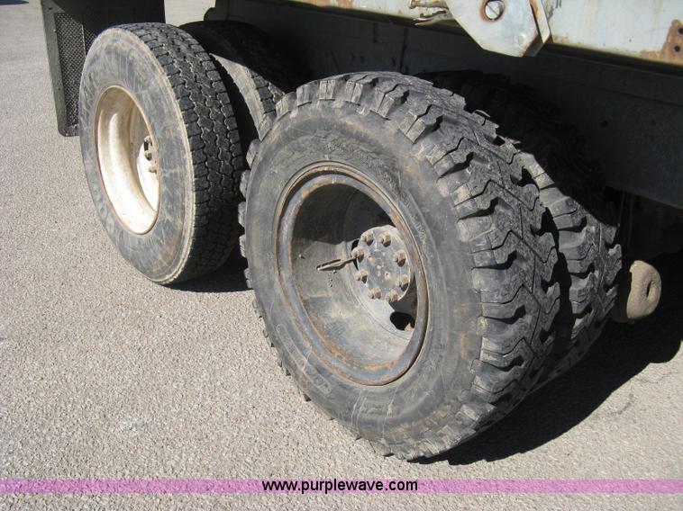 image for item I5699 1984 International S1900 dump truck