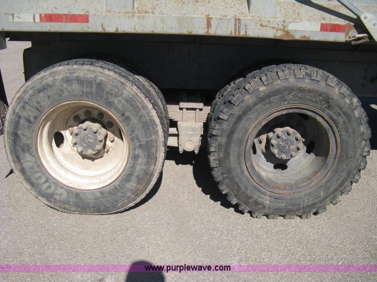 image for item I5699 1984 International S1900 dump truck