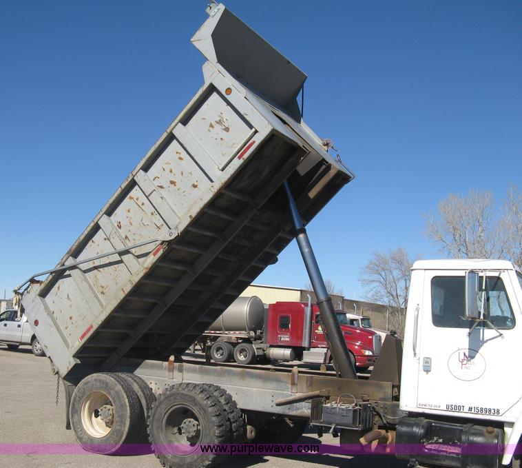 image for item I5699 1984 International S1900 dump truck